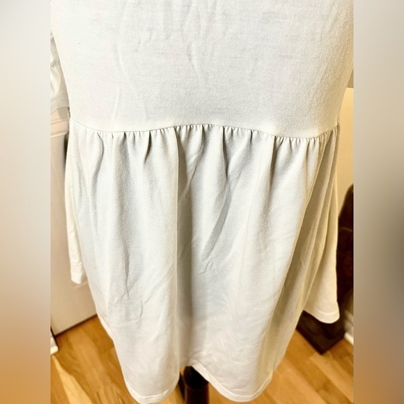 Romantic V-neck white tee w/empire peplum, puff elastic sleeves w/flair trim 🤍 - Picture 8 of 9